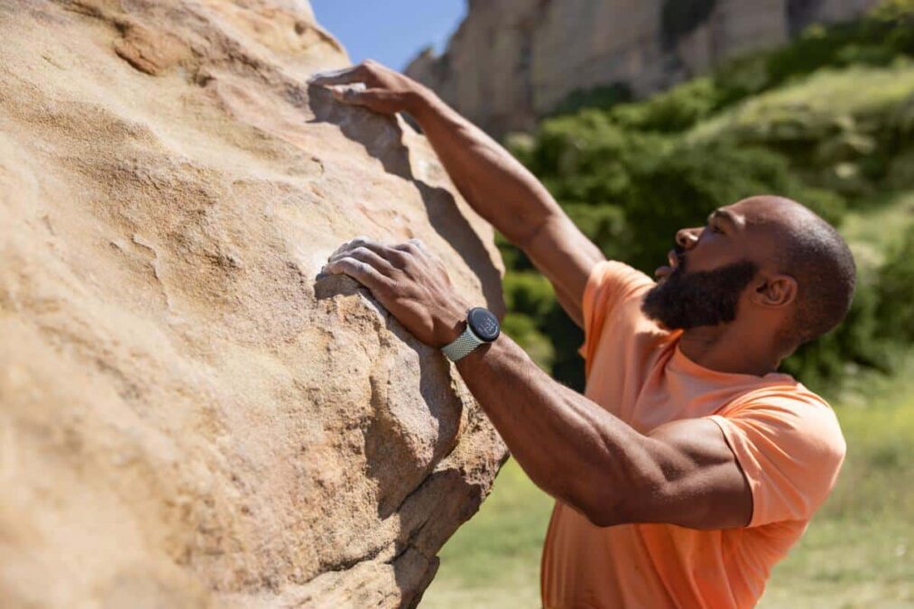 Uomo che fa climbing con Pixel Watch 2