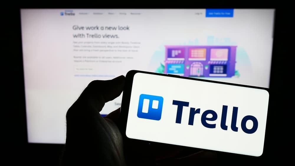 Smartphone con logo Trello