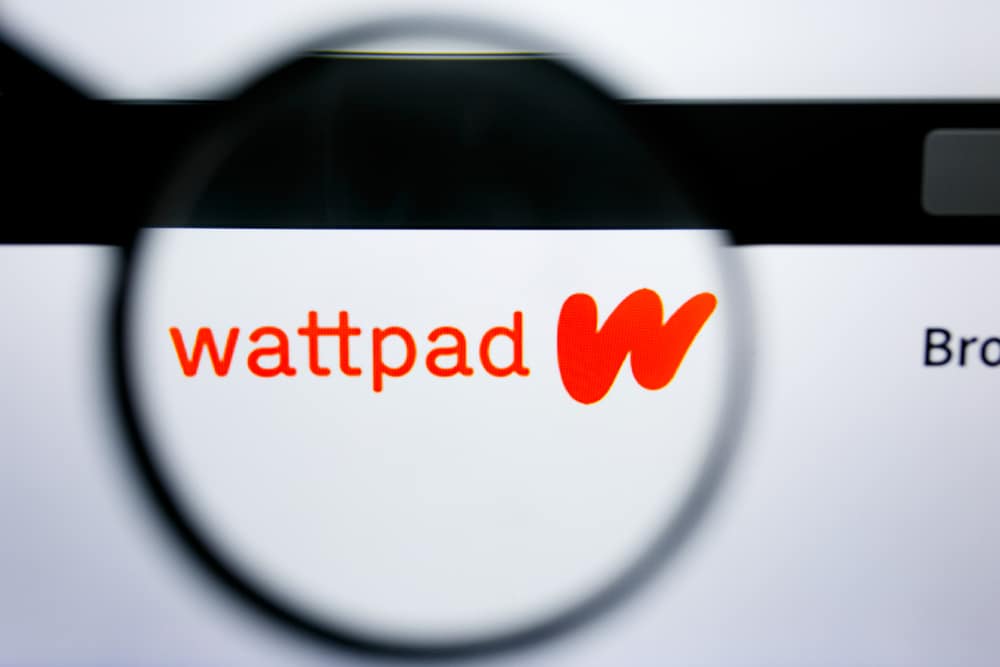 Lente d'ingrandimento con logo Wattpad