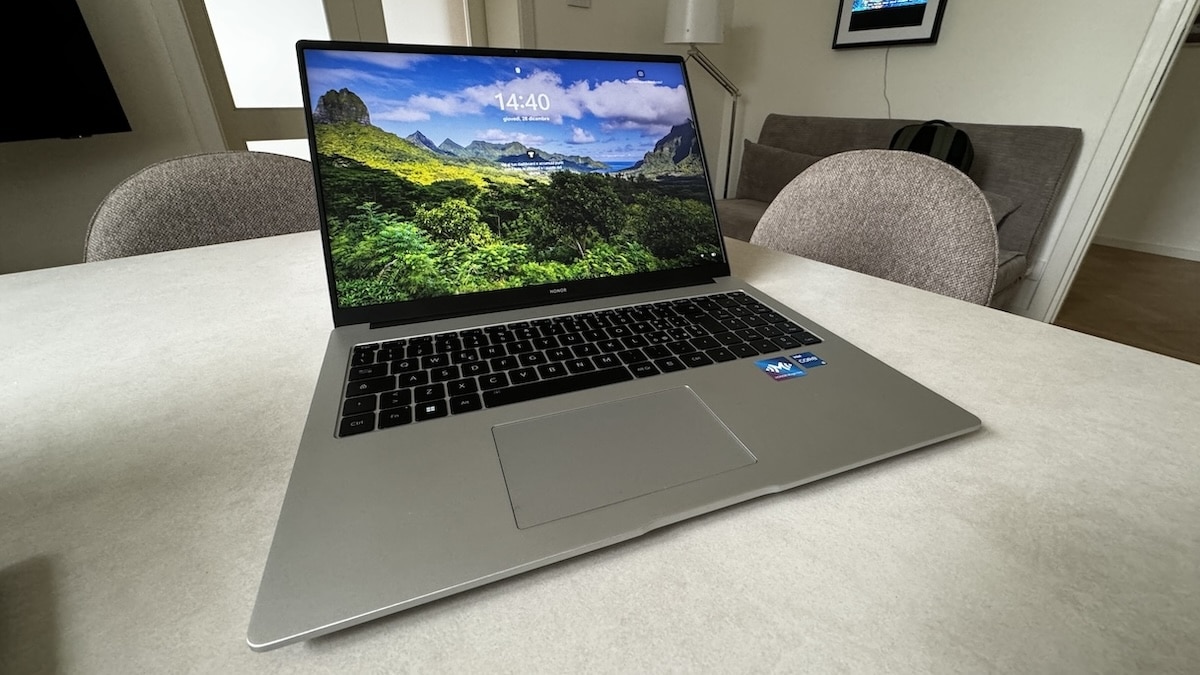 https://www.mistergadget.tech/wp-content/uploads/2023/12/honor-Magicbook-X-16-front-1.jpg