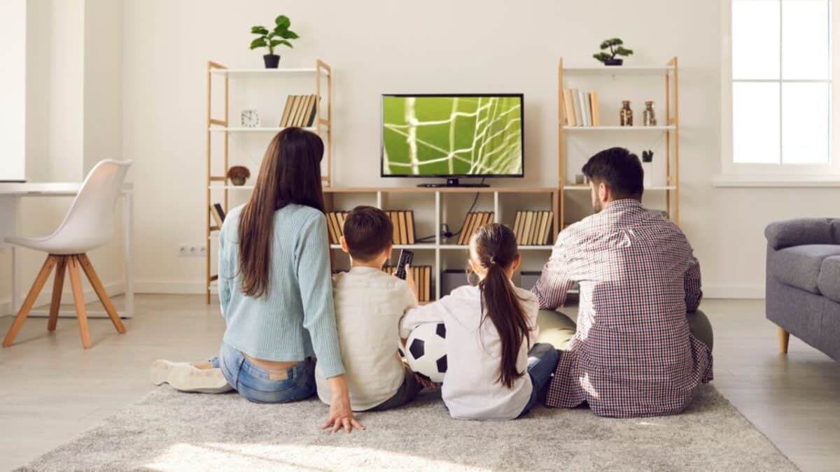 famiglia che guarda televisione