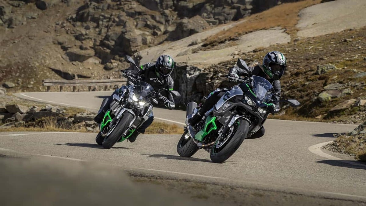 https://www.mistergadget.tech/wp-content/uploads/2024/04/2024-kawasaki-z-7-and-ninja-7-hev-family-riding.jpg