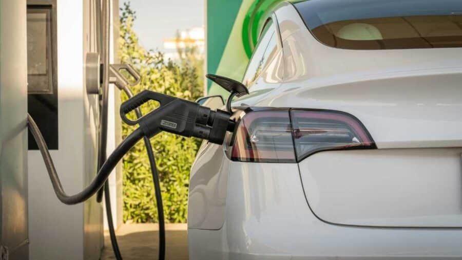 Tesla bianca in ricarica