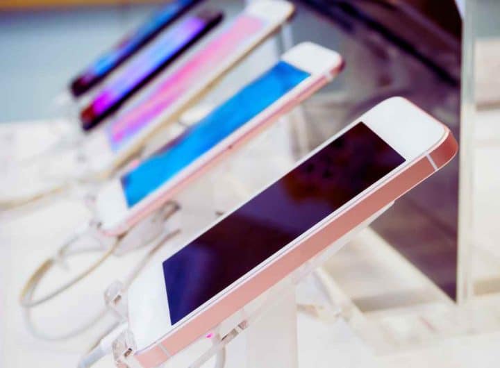 Svendita folle per il nuovo cellulare del momento