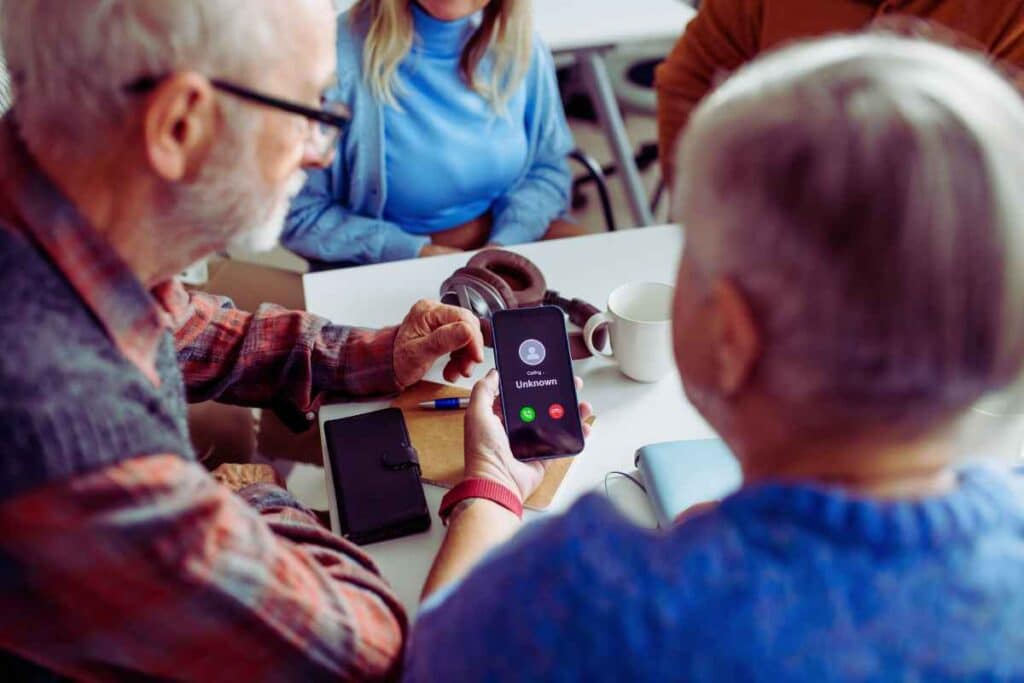 Con una chiamata ti svuotano il conto corrente: dici sì ed è fatta, la lista aggiornata dei numeri a cui non rispondere