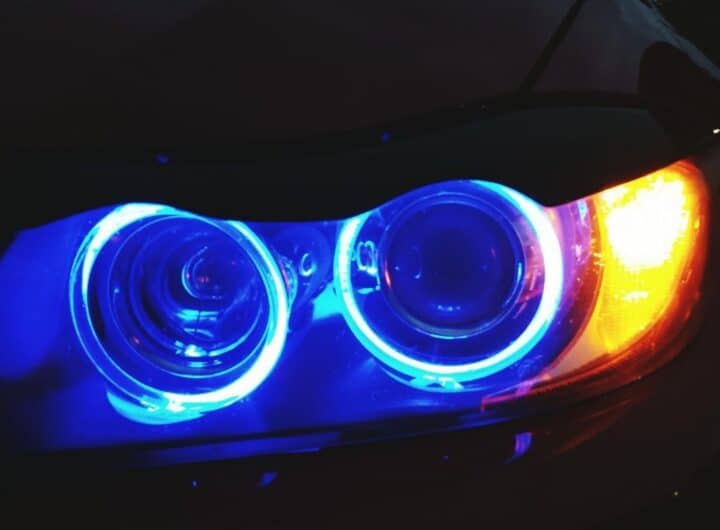 Perché alcune auto moderne hanno i fari che sembrano blu?