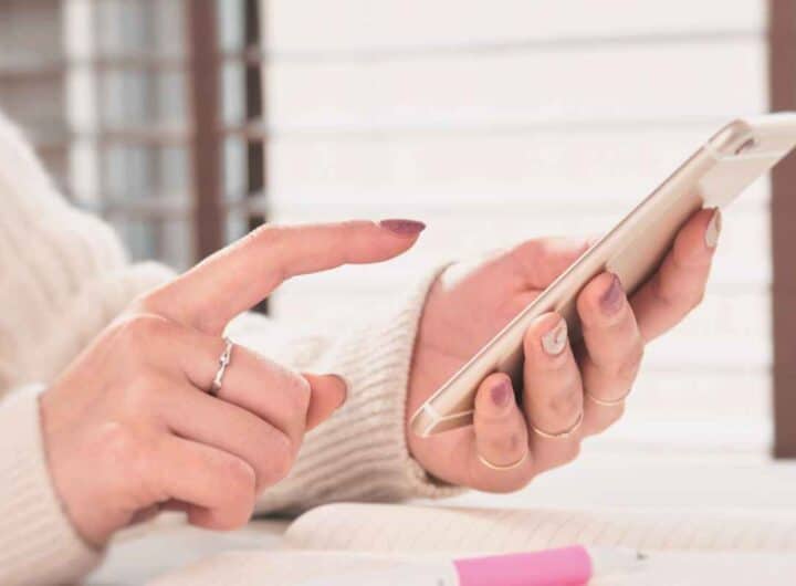 Tieni premuto questo pulsante sul telefono