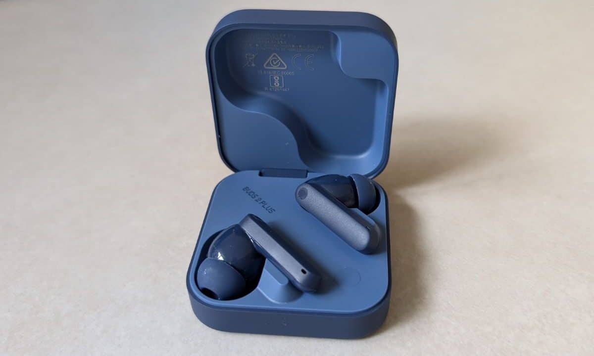 CMF Buds 2 Plus nella loro custodia
