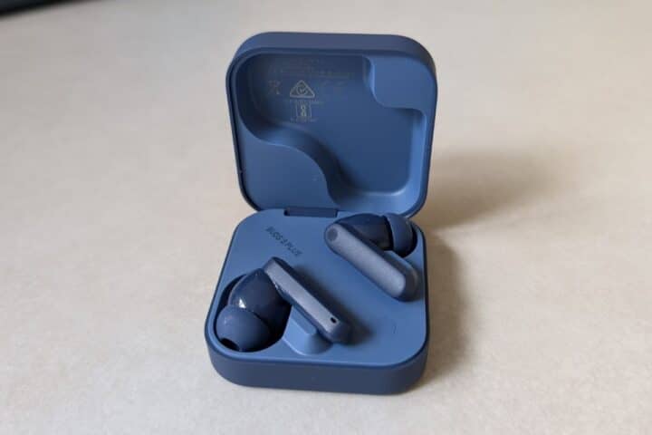 CMF Buds 2 Plus nella loro custodia