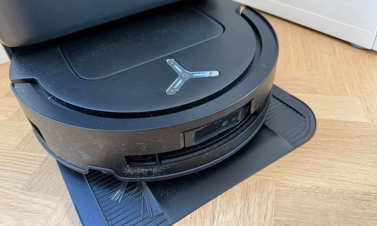 Ecovacs Deebot T80 Omni visto di fronte