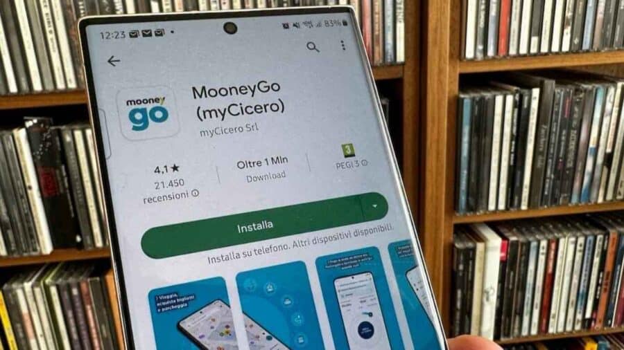Mooney Go app su smartphone davanti libreria