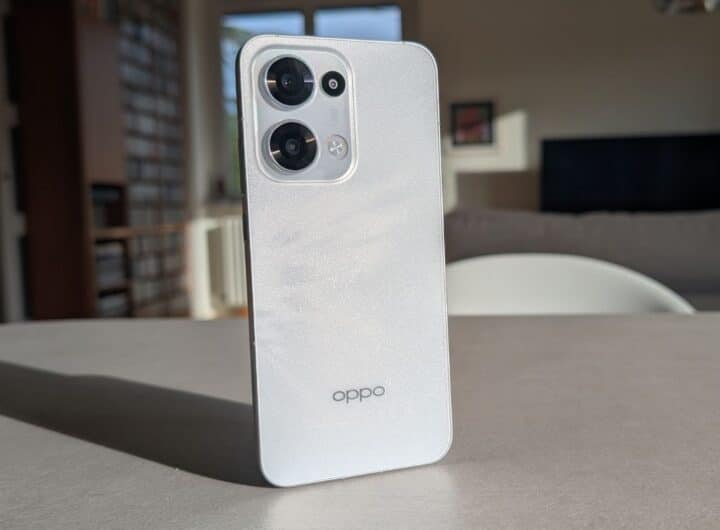 La cover posteriore di OPPO Reno13 5G