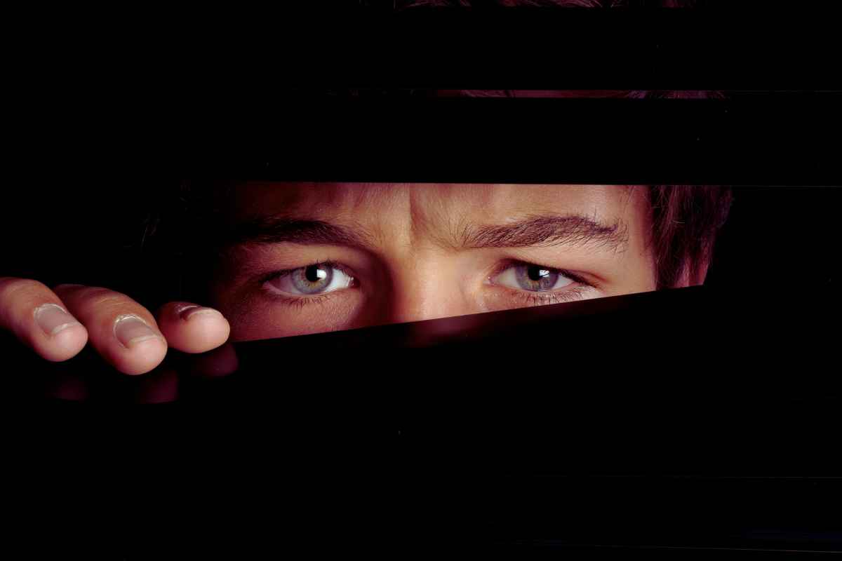 Friggitrice ad aria, TV, aspirapolvere: gli oggetti che in casa ti spiano e non lo sai, registrano tuttto