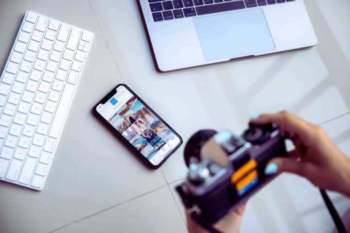 Cancelli le foto dallo smartphone ma restano in questa cartella