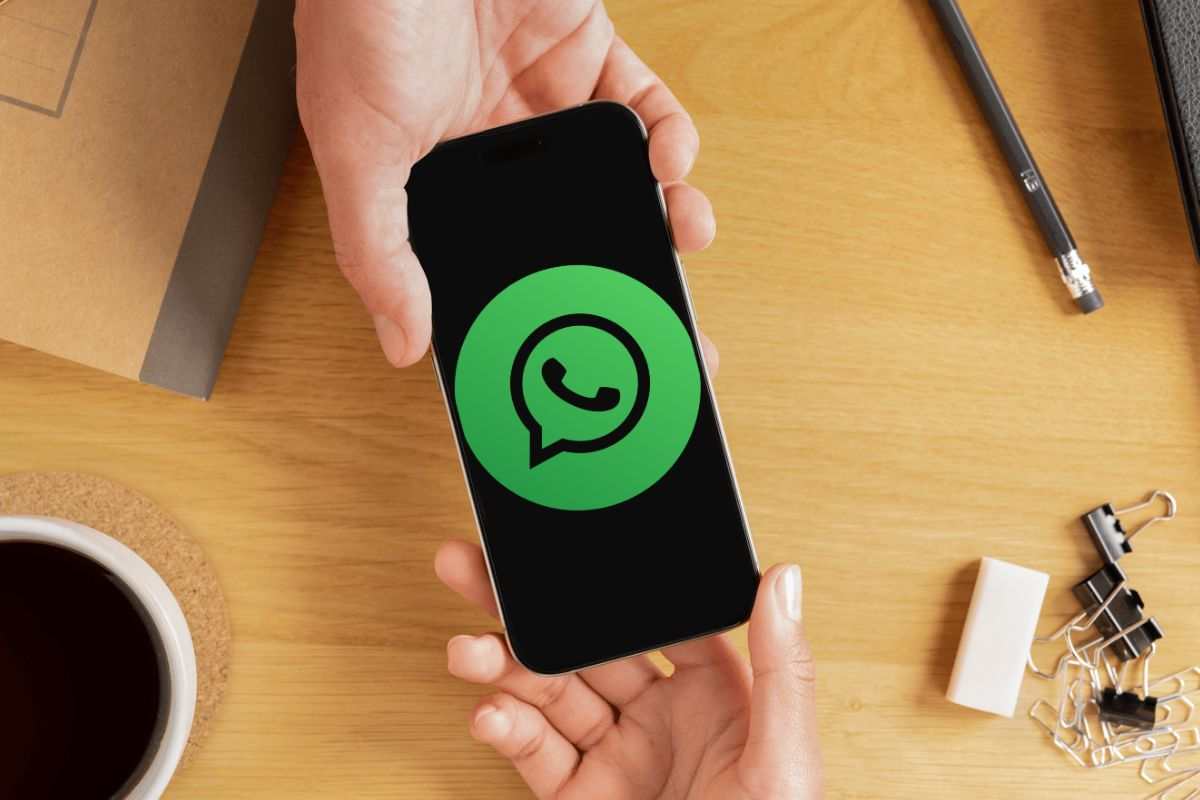 Whatsapp aggiorna l’App ma scoppia il caos tra gli utenti: cos’è quell’icona?