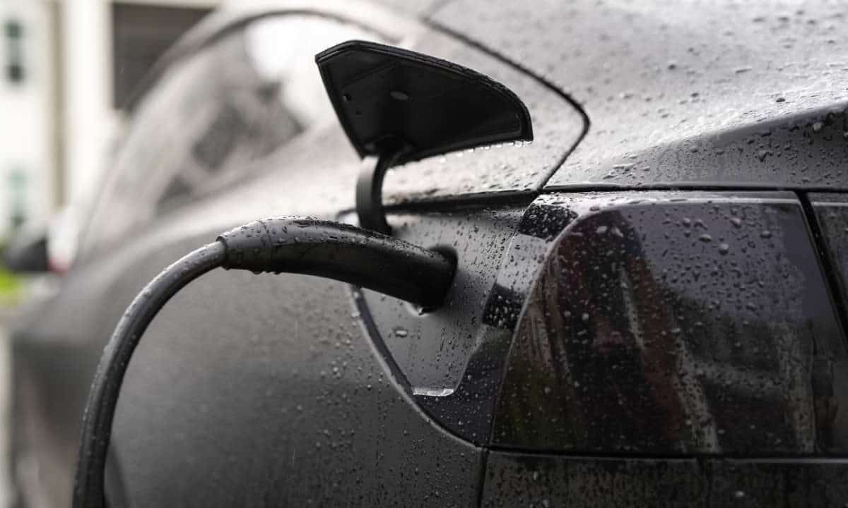 Dovresti davvero caricare velocemente la tua auto elettrica ogni volta?