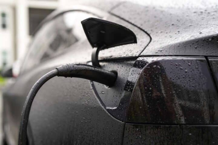 Dovresti davvero caricare velocemente la tua auto elettrica ogni volta?