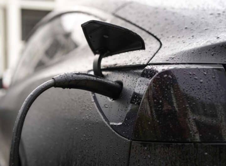 Dovresti davvero caricare velocemente la tua auto elettrica ogni volta?