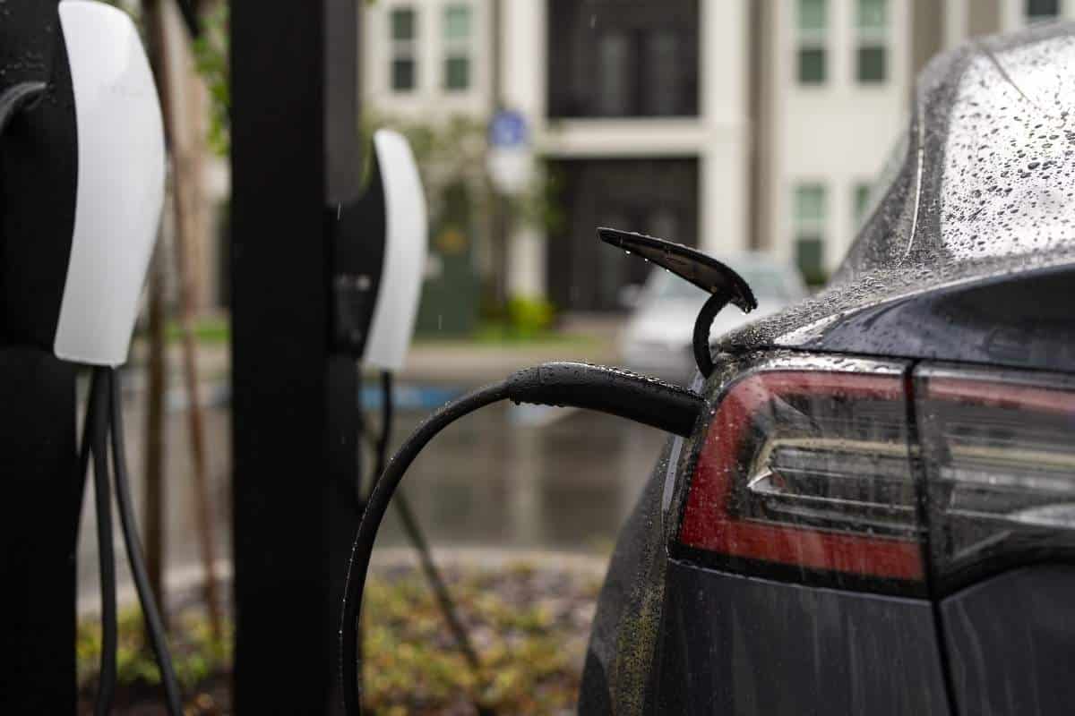 Dovresti davvero caricare velocemente la tua auto elettrica ogni volta?