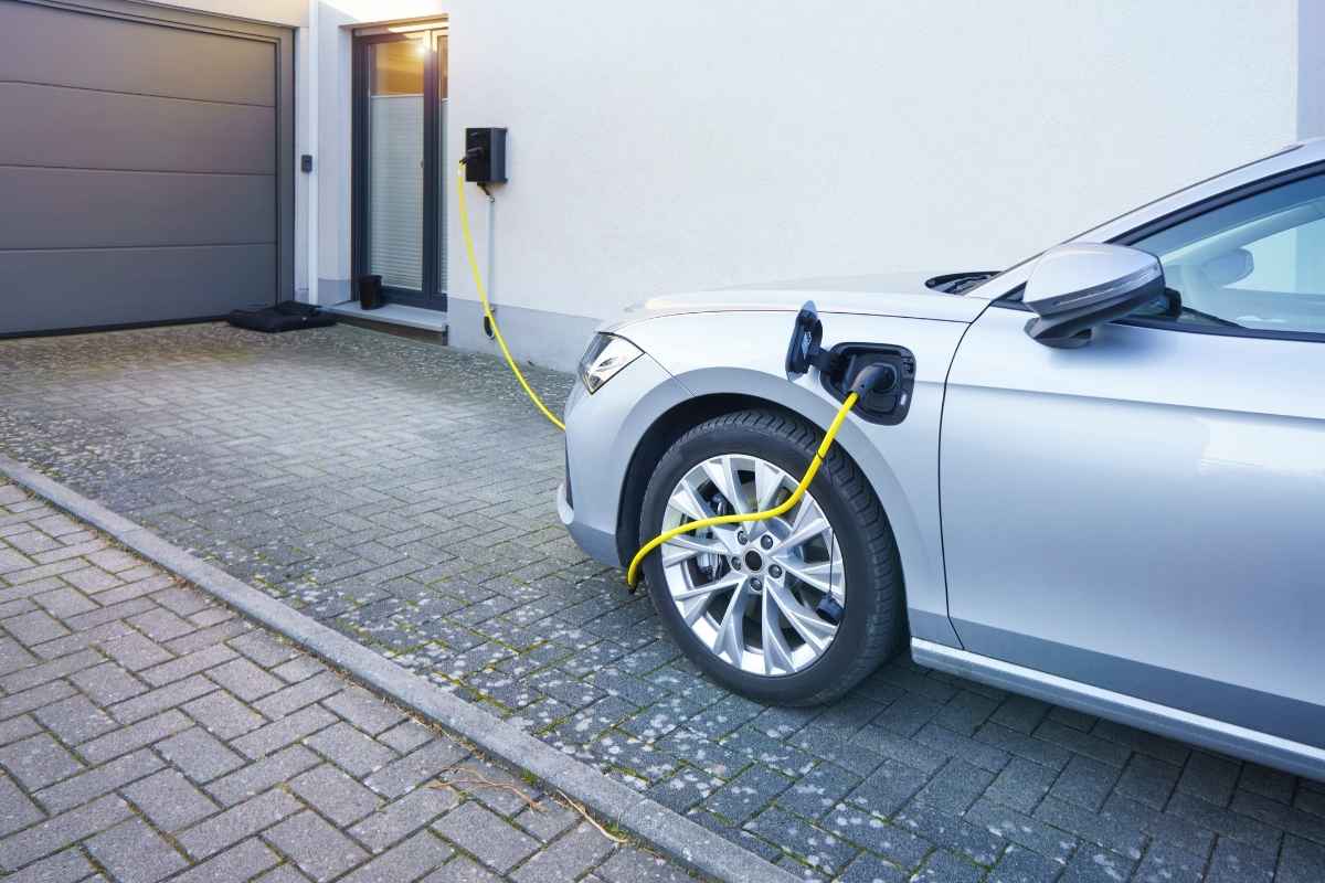 Dovresti davvero caricare velocemente la tua auto elettrica ogni volta?