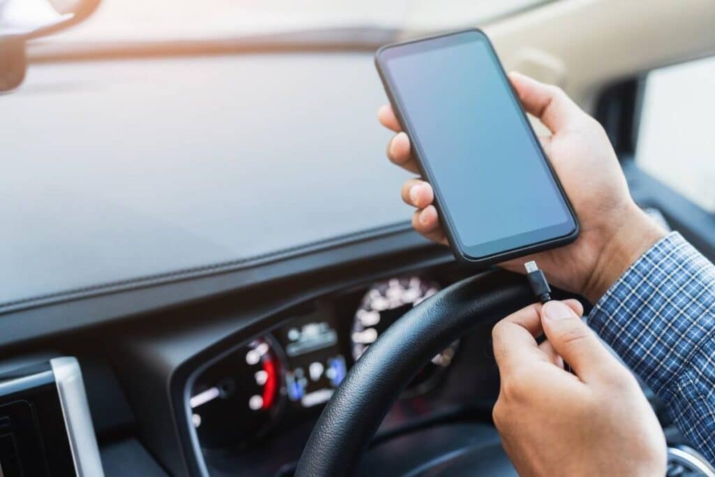 Il telefono non si carica in auto? Possibili cause e soluzioni