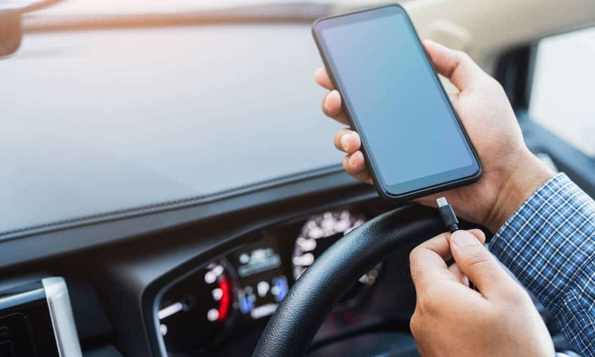 Il telefono non si carica in auto? Possibili cause e soluzioni