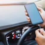 Il telefono non si carica in auto? Possibili cause e soluzioni