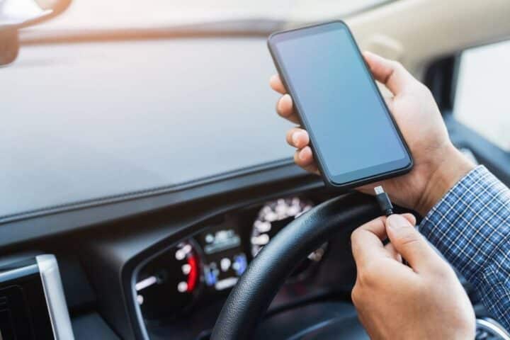 Il telefono non si carica in auto? Possibili cause e soluzioni