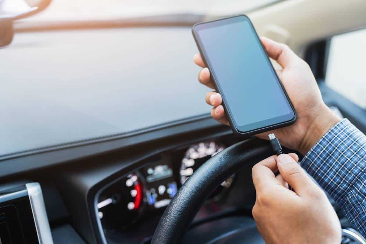 Il telefono non si carica in auto? Possibili cause e soluzioni