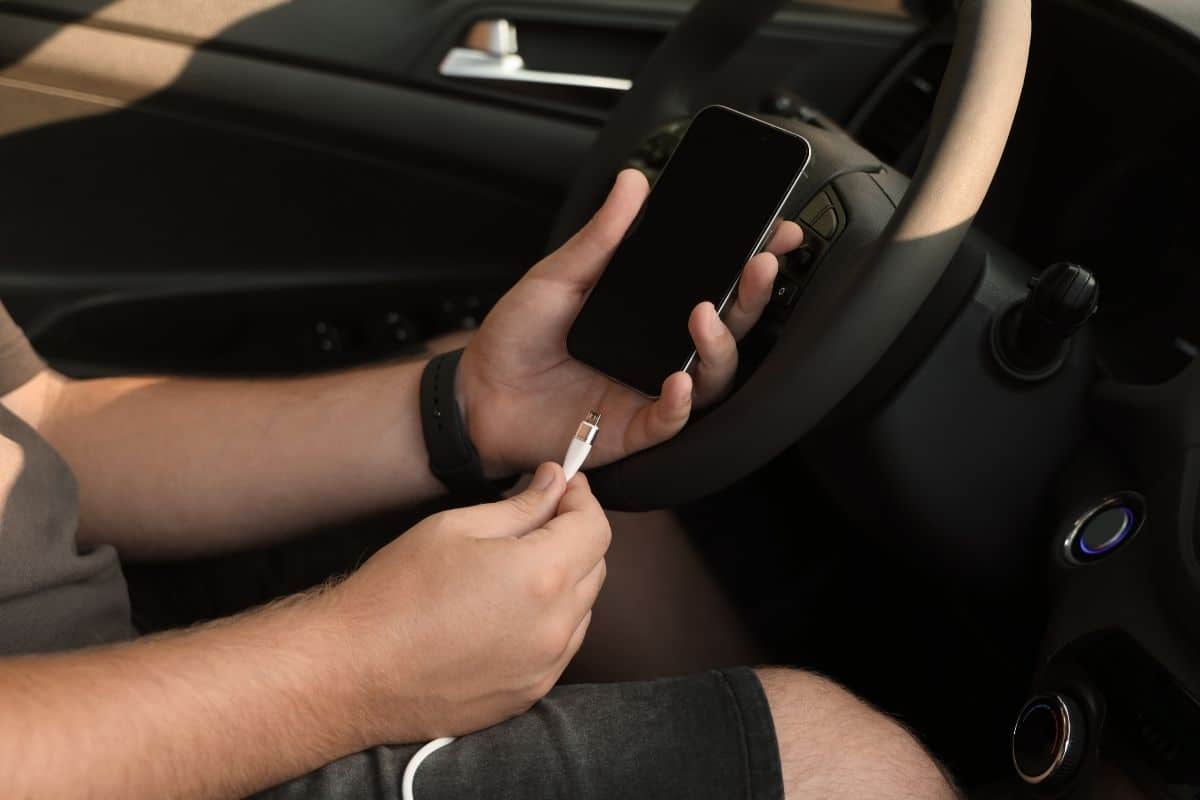Il telefono non si carica in auto? Possibili cause e soluzioni