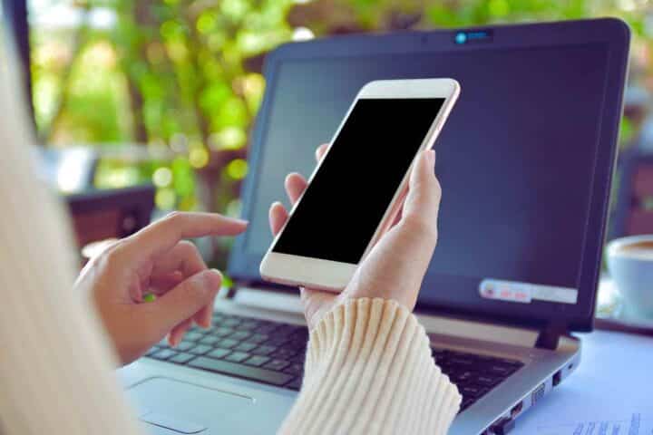 Lo smartphone si spegnerà da solo, utenti nel panico
