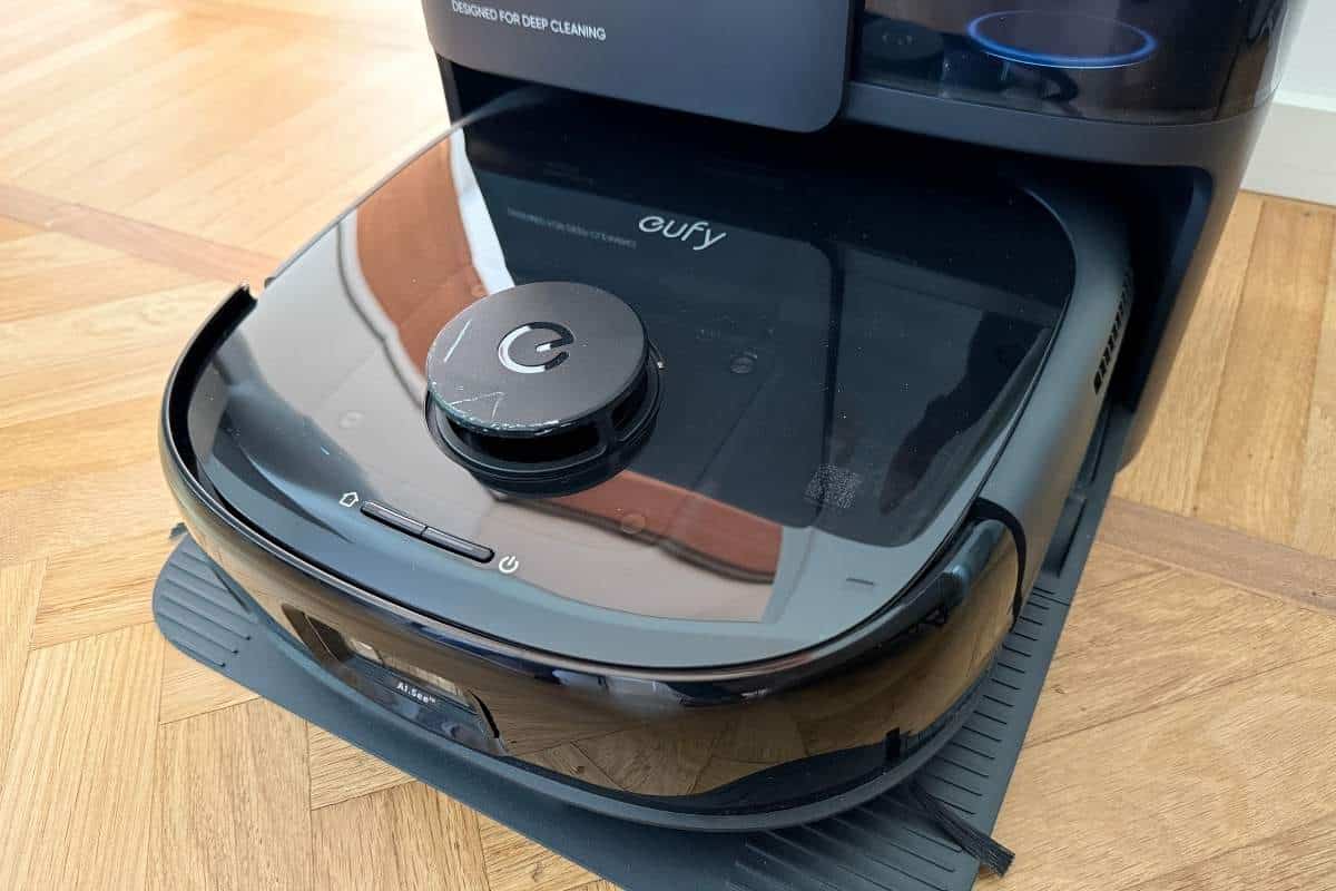 Eufy E25 nella base di ricarica