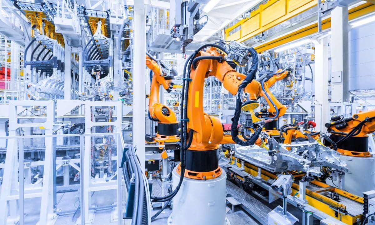 Intelligenza artificiale in fabbrica: quali sono i benefici?