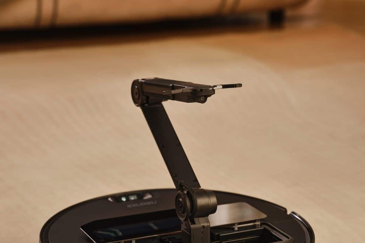 Roborock Saros Z70, potente e con braccio robotico per rimuovere gli ostacoli