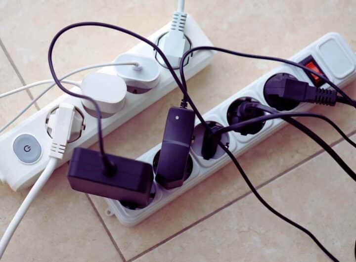 Cavi della TV e fili ovunque in casa, non disperare: