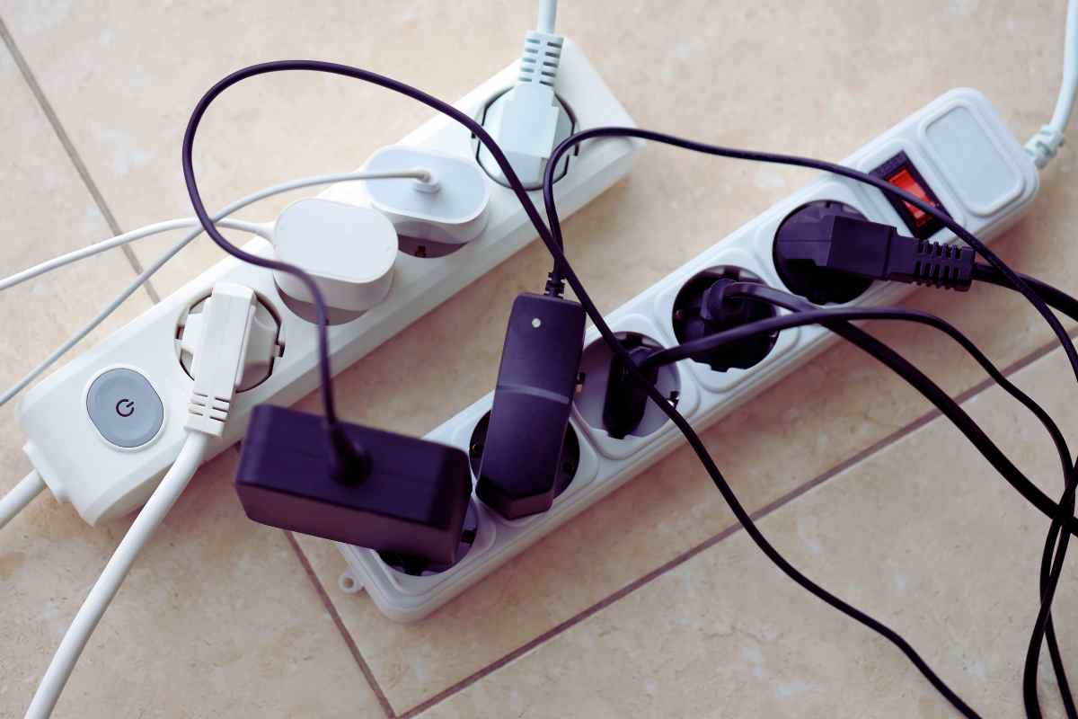 Cavi della TV e fili ovunque in casa, non disperare: