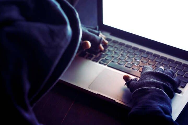 Terribile attacco hacker, password di accesso ai conti bancari