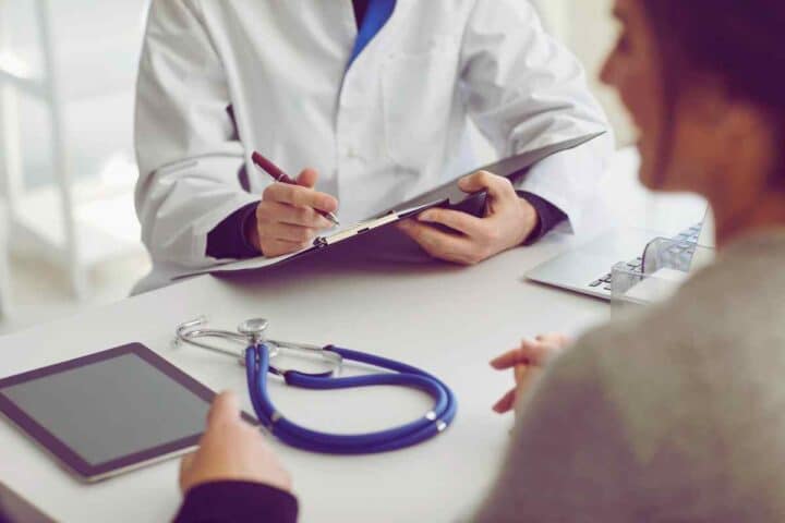 Medici lanciano l'allarme: chi usa lo smartphone in bagno