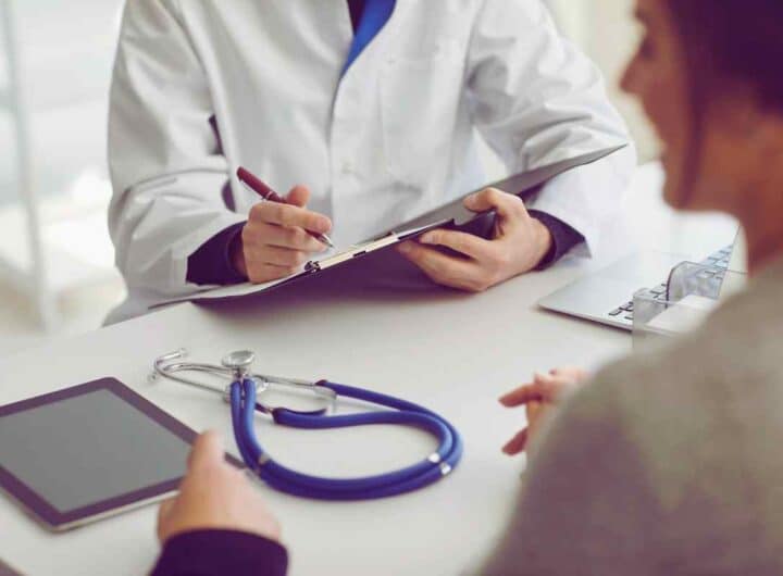 Medici lanciano l'allarme: chi usa lo smartphone in bagno