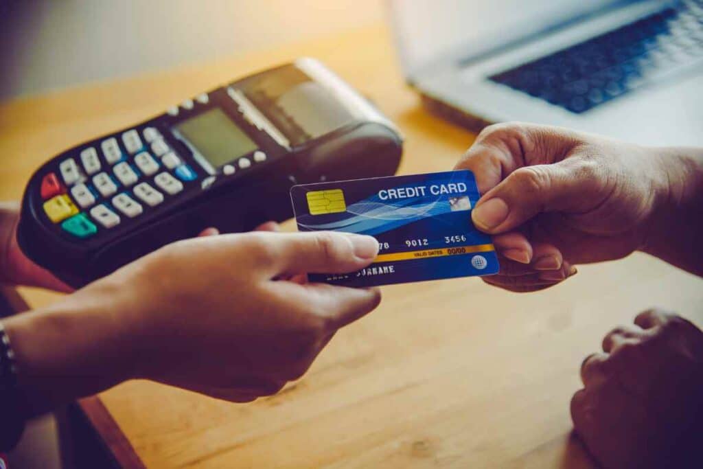 Paghi con carta e ti trovi dopo 24 ore 300 euro in meno sul conto