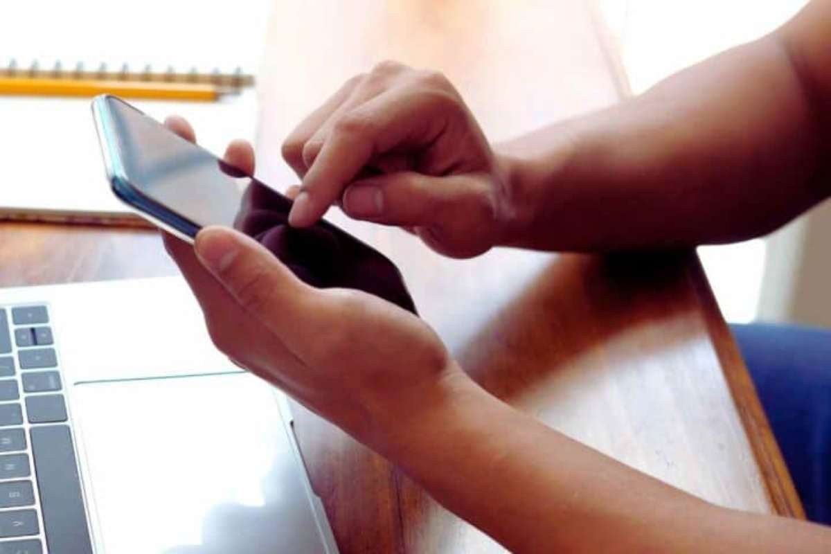 Test dello smartphone, se lo usi in questo modo potresti avere il phubbing