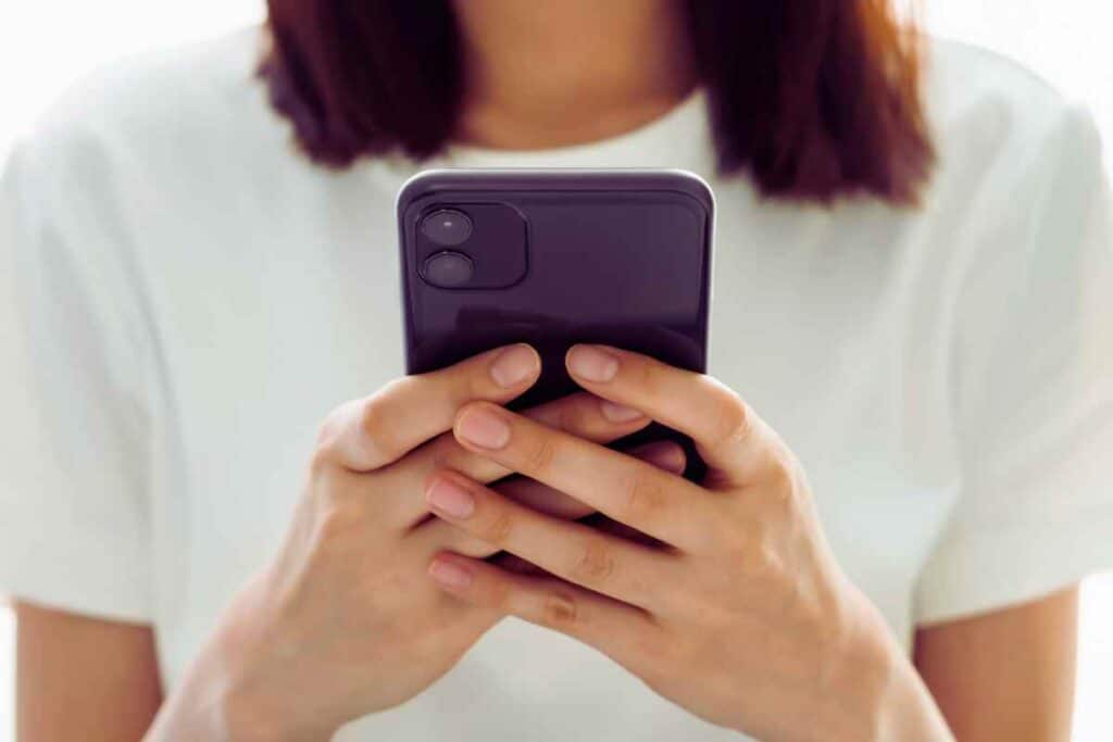 Cellulare ora per usarlo servirà la "patente"