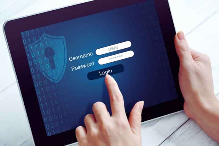 Password e nomi violati: tutto pubblico