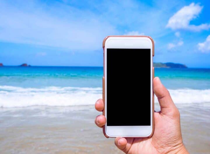 Prima di portare il cellulare in spiaggia pensaci bene