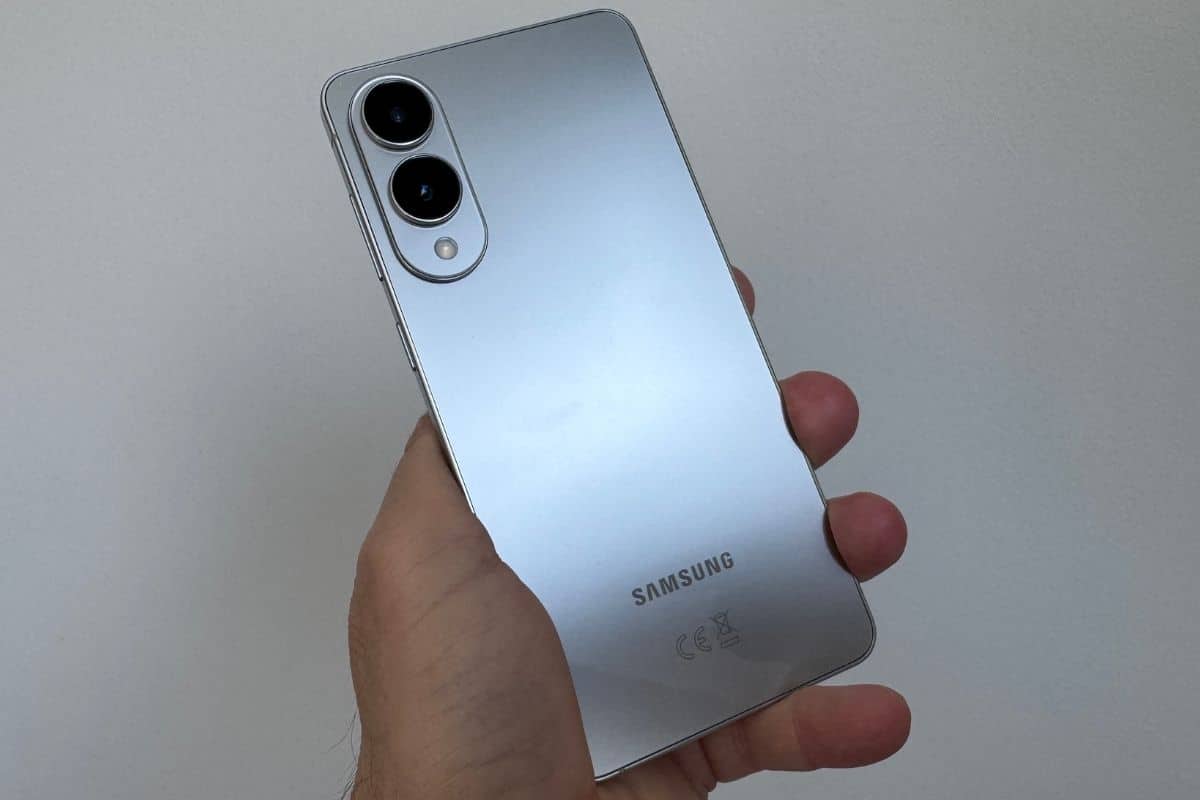 Galaxy S25 Edge visto da dietro