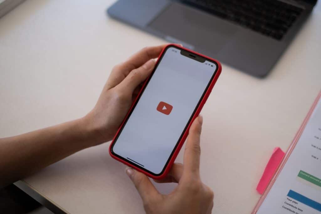 YouTube limite all'età dei creator