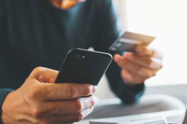 I dati della tua carta sono finiti online: se noti questo codice nell'App