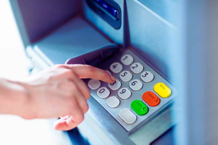 Bancomat, se ritiri in questo modo ti clonano la carta