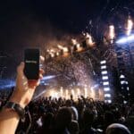 Una mano con cellulare che non riceve ad un concerto