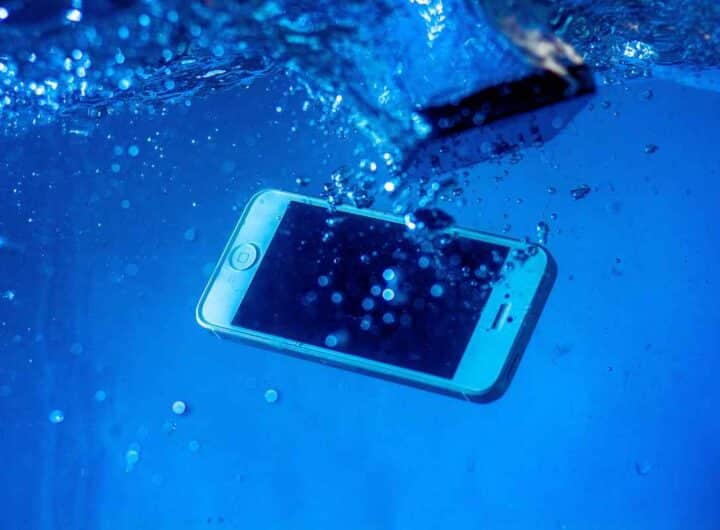 Smartphone in acqua, c'è solo da una cosa da fare subito